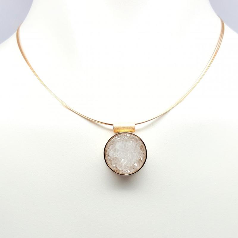 Pendentif en or rouge 18kt et agate cristallisée. Pièce unique.