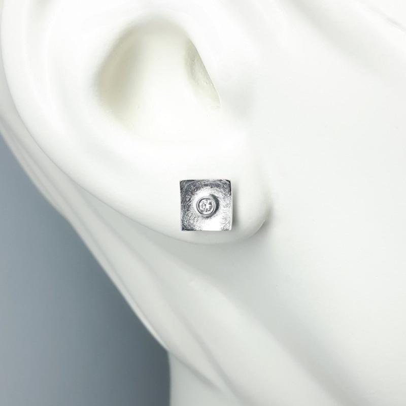 Boucles d'oreilles en or blanc 18kt et diamants.