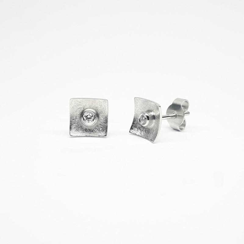Boucles d'oreilles en or blanc 18kt et diamants.