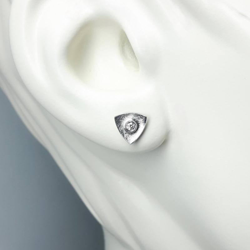 Boucles d'oreilles triangulaires, or blanc 18kt et brillants.