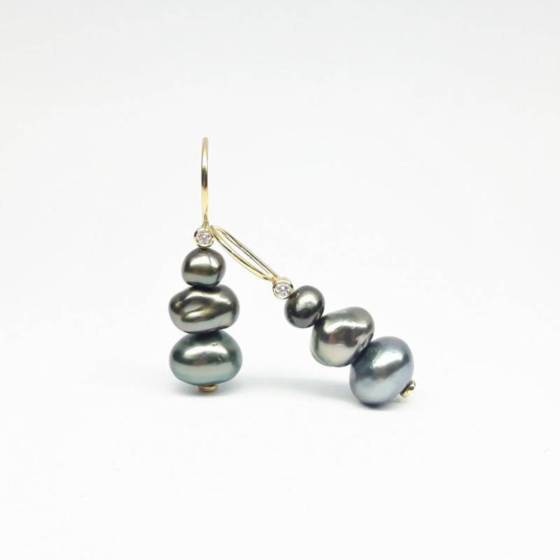Boucles d'oreilles en or jaune 18kt, perles Tahiti et diamants.