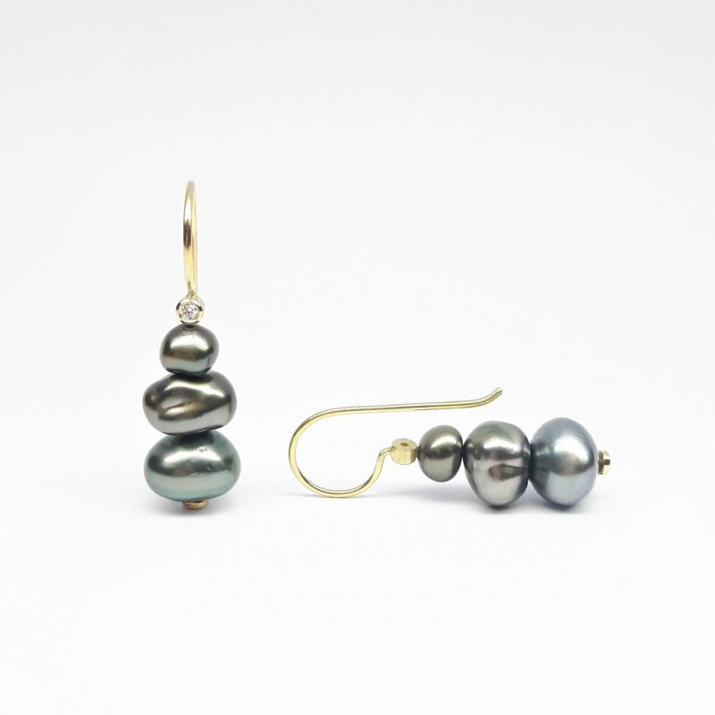 Boucles d'oreilles en or jaune 18kt, perles Tahiti et diamants.