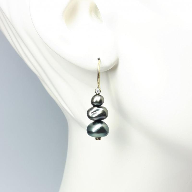 Boucles d'oreilles en or jaune 18kt, perles Tahiti et diamants.