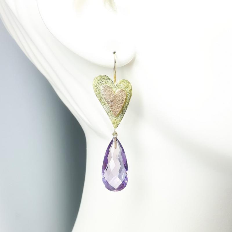 Boucles d'oreilles en or jaune-rouge 18kt et pampilles en améthyste. Pièce unique.