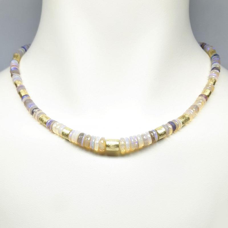 Collier en opale noire et opale cristal d'une qualité exceptionnelle. Or jaune 18kt. Pièce unique.