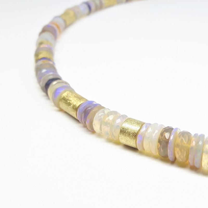 Collier en opale noire et opale cristal d'une qualité exceptionnelle. Or jaune 18kt. Pièce unique.