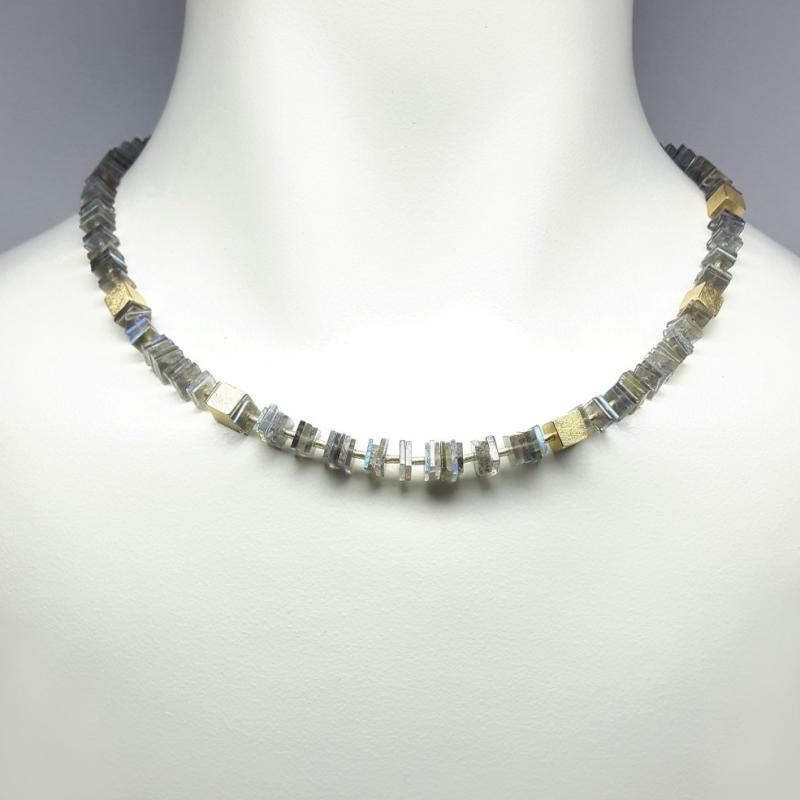 Collier en labradorite et or jaune 18kt. Pièce unique.