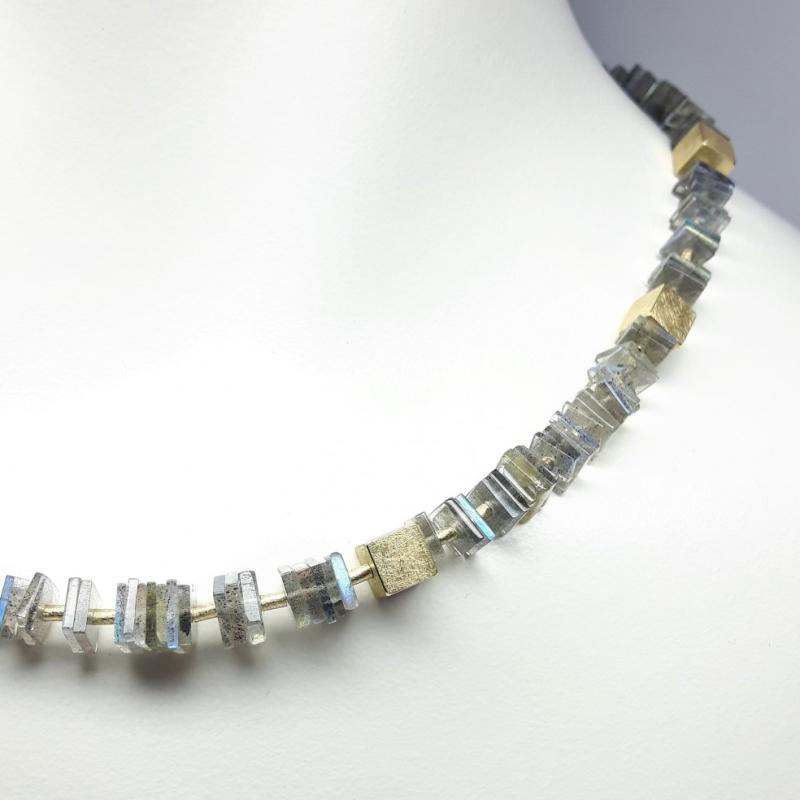 Collier en labradorite et or jaune 18kt. Pièce unique.