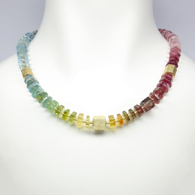 Collier en tourmaline, aigue-marine, morganite et béryl jaune de très belle qualité. Or jaune 18kt. Pièce unique.