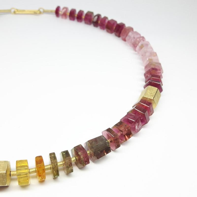 Collier en tourmaline, aigue-marine, morganite et béryl jaune de très belle qualité. Or jaune 18kt. Pièce unique.