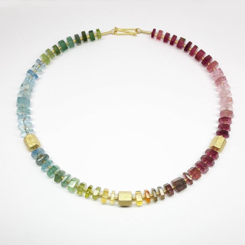 Collier en tourmaline, aigue-marine, morganite et béryl jaune de très belle qualité. Or jaune 18kt. Pièce unique.