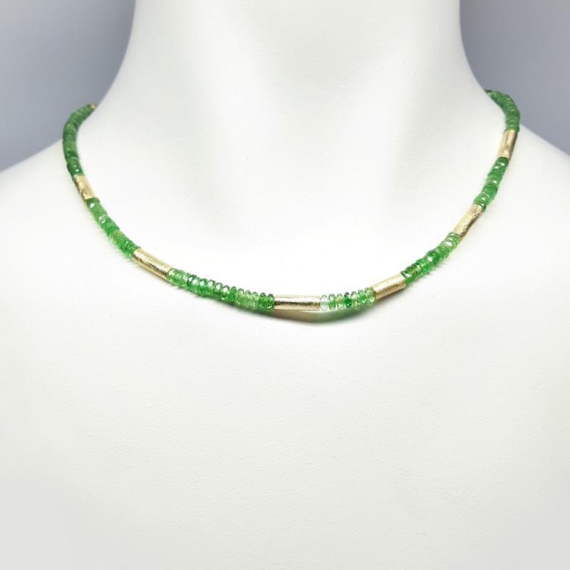 Collier en pierres précieuses d'une qualité exceptionnelle. Rondelles en tsavorite facettées. Pièce unique.