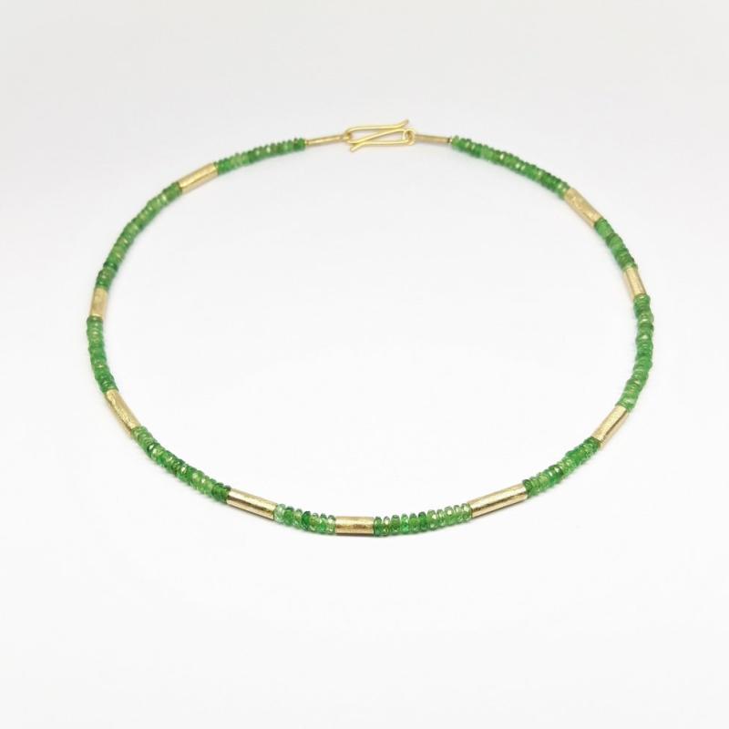 Collier en pierres précieuses d'une qualité exceptionnelle. Rondelles en tsavorite facettées. Pièce unique.