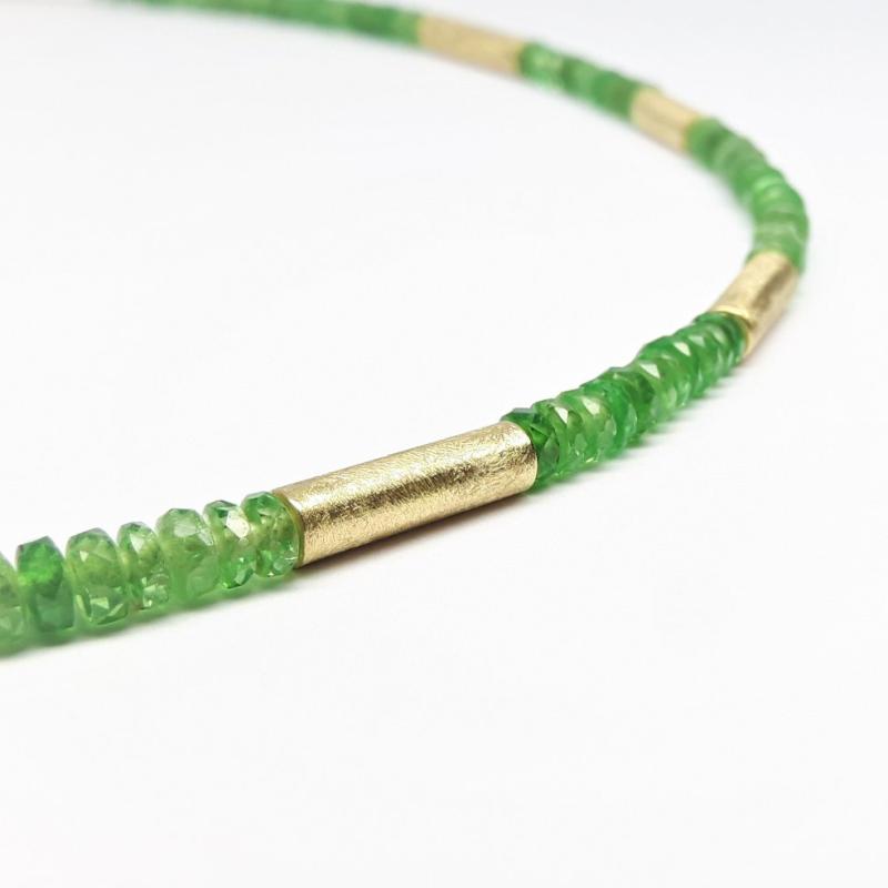 Collier en pierres précieuses d'une qualité exceptionnelle. Rondelles en tsavorite facettées. Pièce unique.