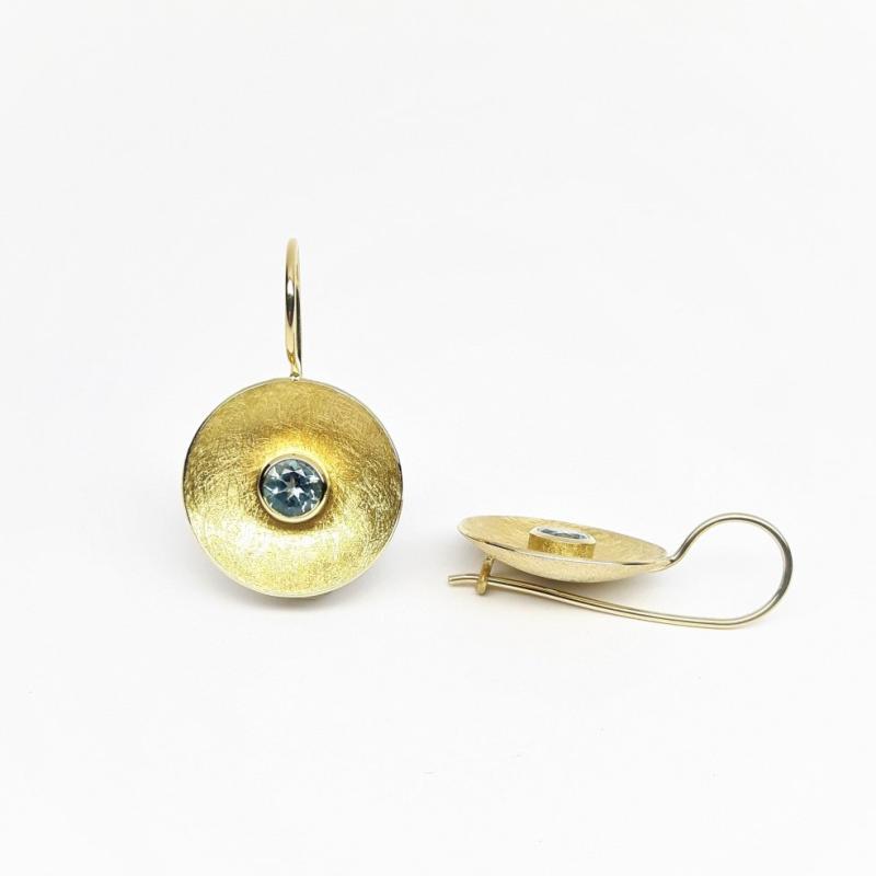 Boucles d'oreilles en or jaune 18kt et aigue-marine. Pièce unique.