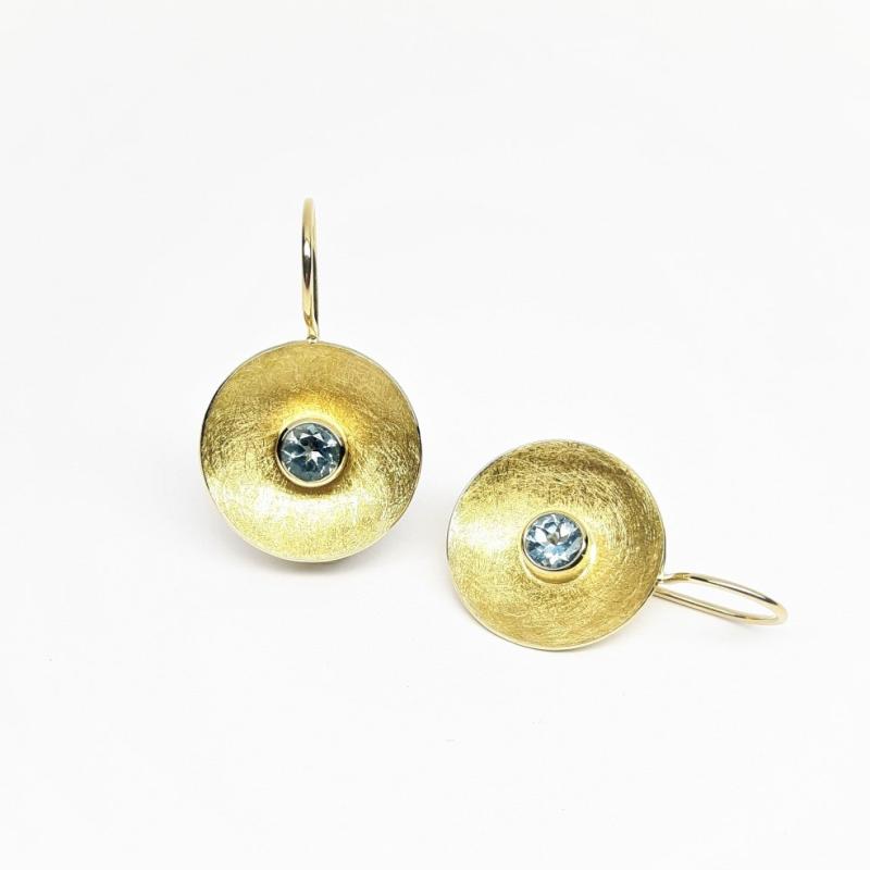 Boucles d'oreilles en or jaune 18kt et aigue-marine. Pièce unique.