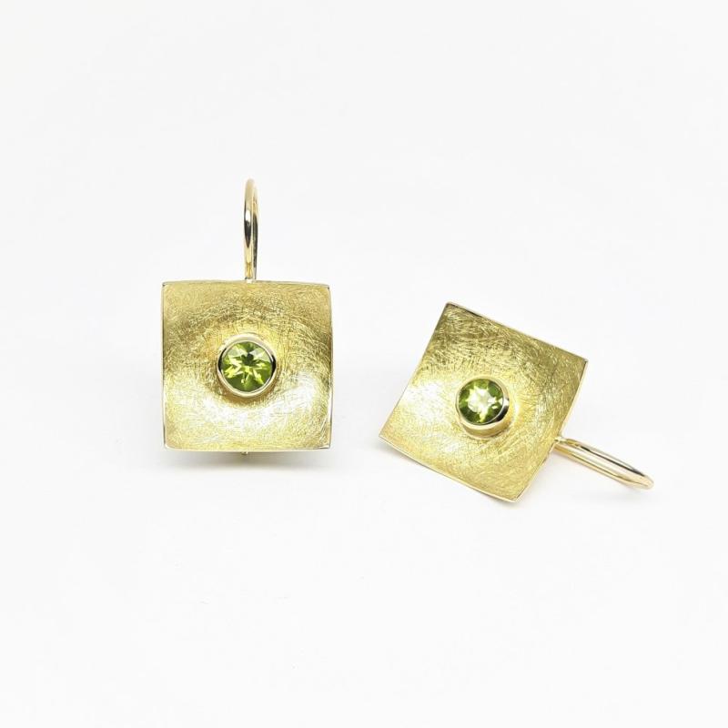 Boucles d'oreilles en or jaune 18kt et péridot. Pièce unique.
