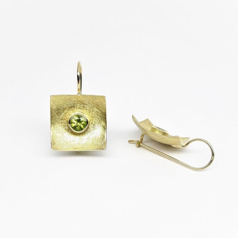 Boucles d'oreilles en or jaune 18kt et péridot. Pièce unique.