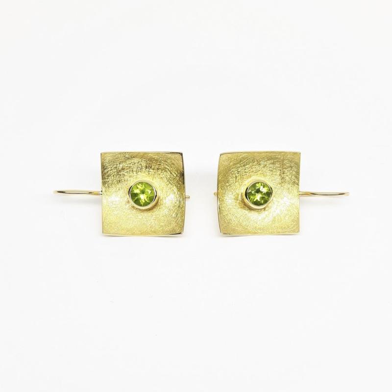 Boucles d'oreilles en or jaune 18kt et péridot. Pièce unique.