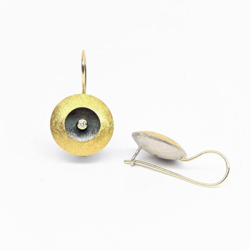 Boucles d'oreilles en or fin, or jaune 18kt, argent 925/- et diamants. Pièce unique.
