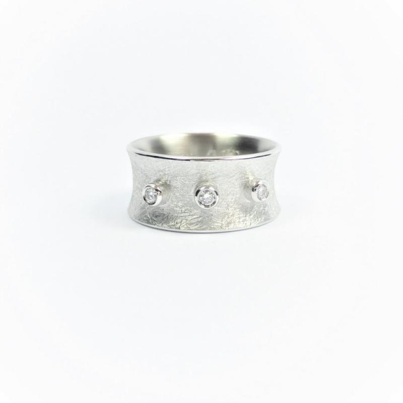 Bague en or blanc 18ct et 3 diamants.