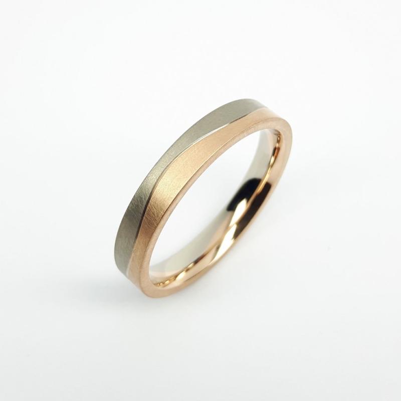 Bague en or blanc et rouge 18kt.