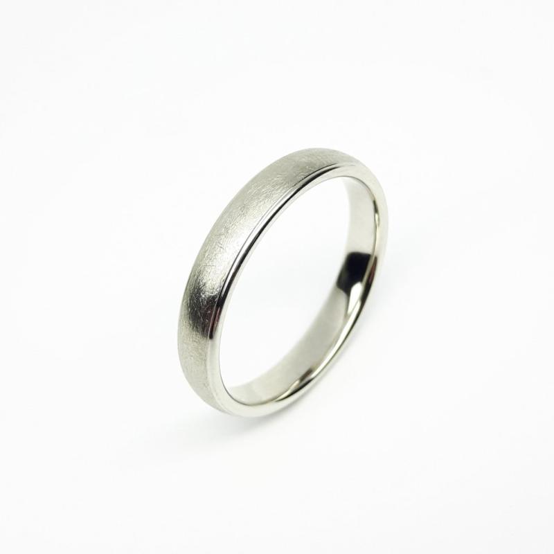 Bague en platine 950/-.