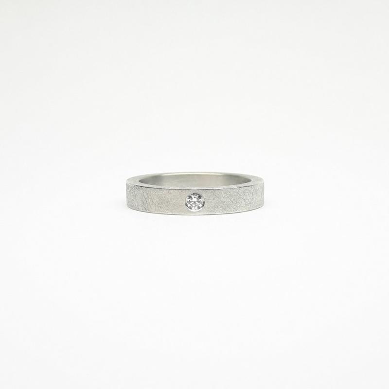 Bague solitaire en or blanc 18kt et brillant. Pièce unique.