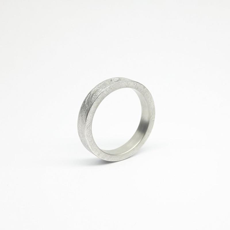 Bague solitaire en or blanc 18kt et brillant. Pièce unique.