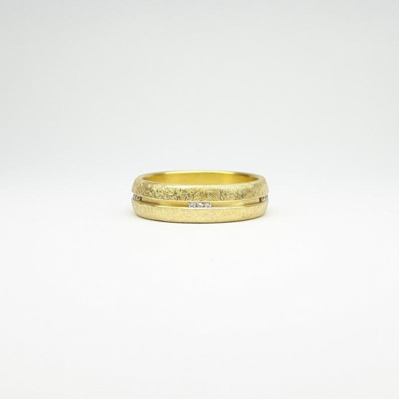 Bague en or jaune 18kt et 15 brilliants.
