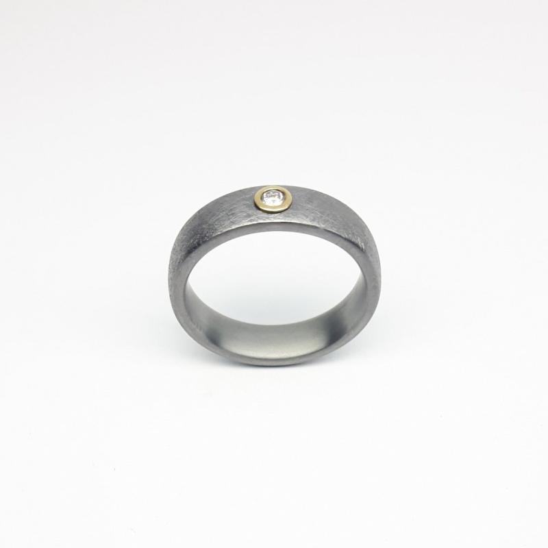 Bague en tantale 999/-, or jaune 18kt et diamant. Pièce unique.