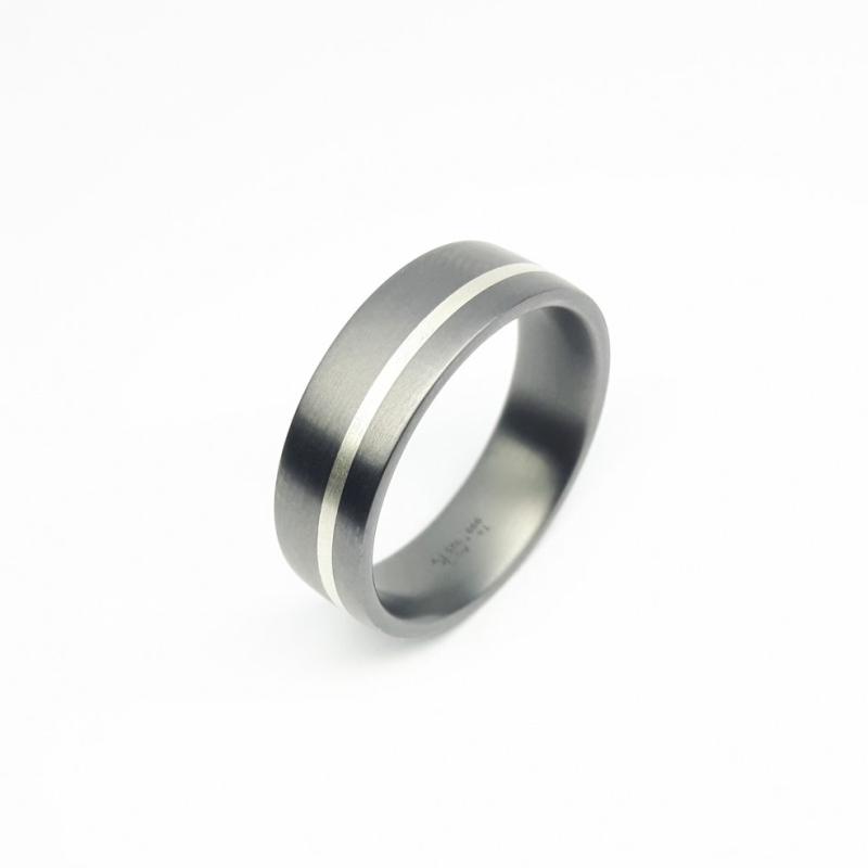 Bague en tantale 999/- et argent 925/-.