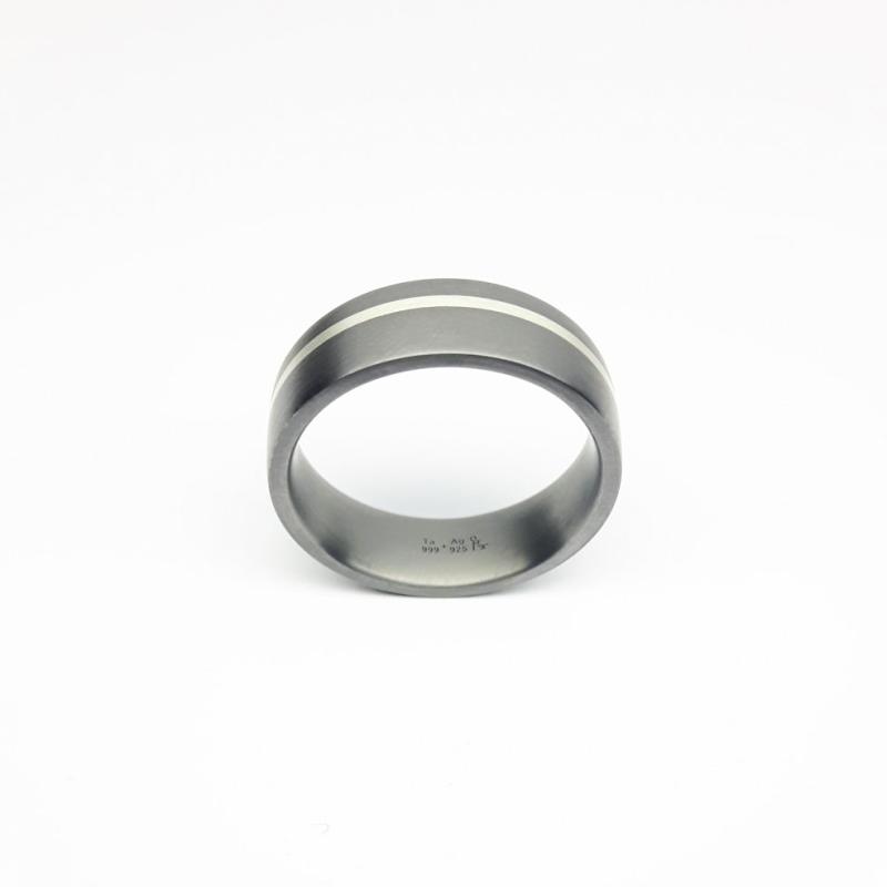 Bague en tantale 999/- et argent 925/-.