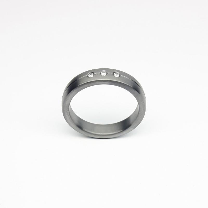 Bague en tantale 999/- et 3 diamants. Pièce unique.
