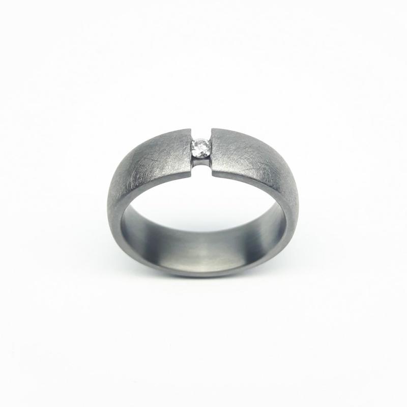Bague en tantale 999/- et diamant. Pièce unique.