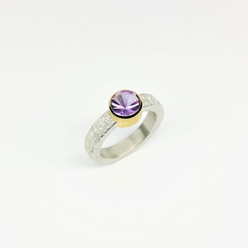 Bague en argent 925/-, or jaune 18kt et améthyste. Pièce unique.