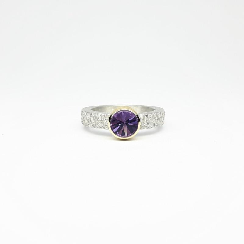 Bague en argent 925/-, or jaune 18kt et améthyste. Pièce unique.