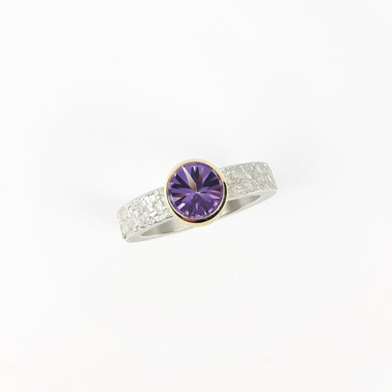 Bague en argent 925/-, or jaune 18kt et améthyste. Pièce unique.