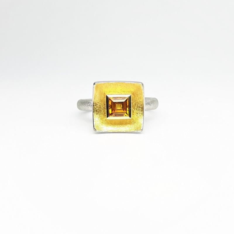 Bague en argent 925-. or fin et saphir jaune. Pièce unique.