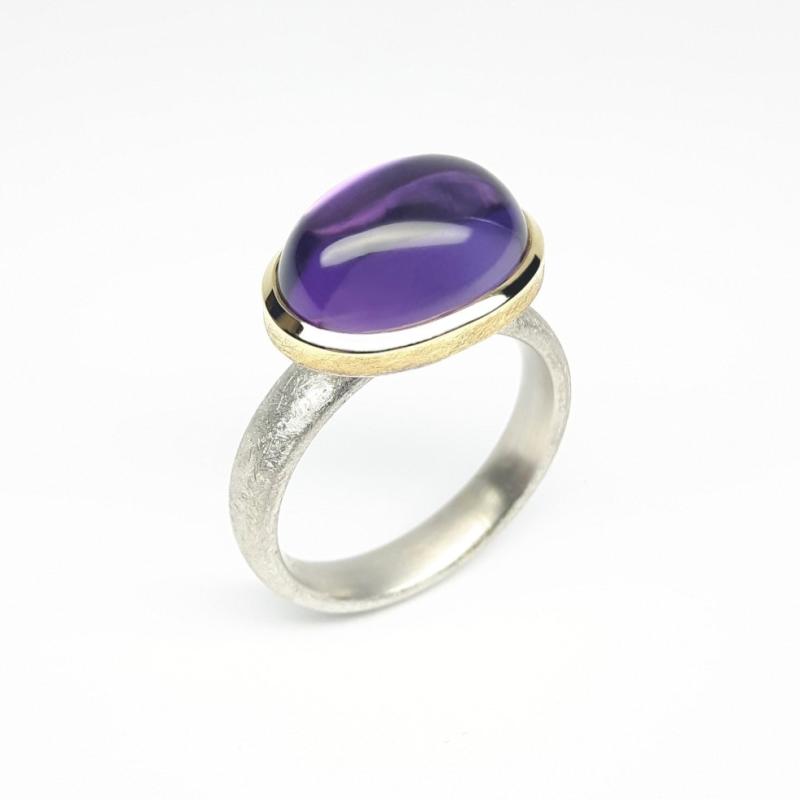 Bague en argent 925/-, or jaune 18kt et améthyste. Pièce unique.