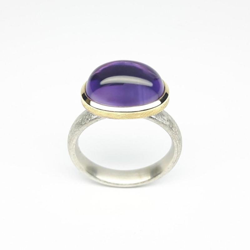 Bague en argent 925/-, or jaune 18kt et améthyste. Pièce unique.
