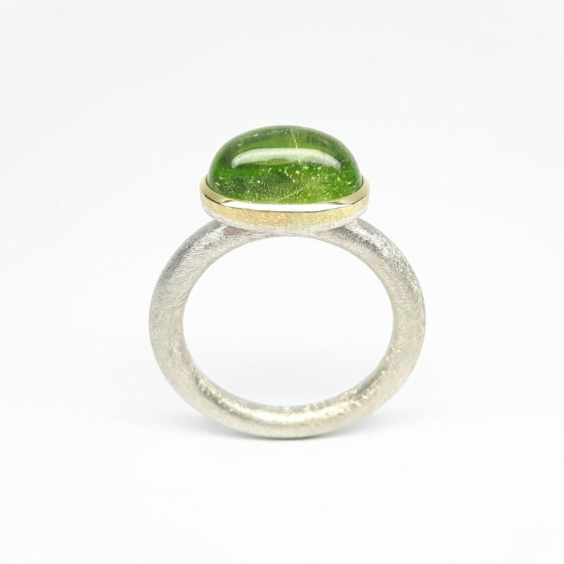 Bague en argent 925/-, or jaune 18kt et péridot. Pièce unique.