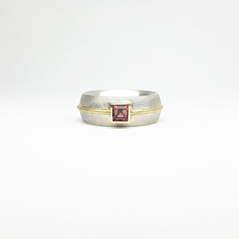 Bague en argent 925/- or jaune 18kt et tourmaline rose. Pièce unique.