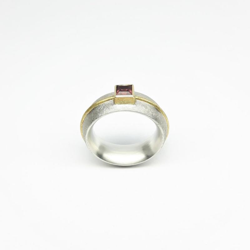 Bague en argent 925/- or jaune 18kt et tourmaline rose. Pièce unique.