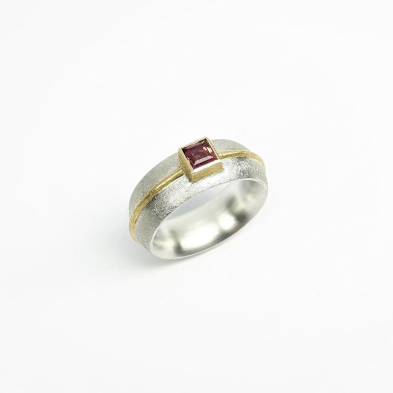 Bague en argent 925/- or jaune 18kt et tourmaline rose. Pièce unique.