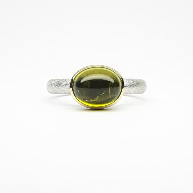 Bague en argent 925/-, or jaune 18kt, et tourmaline jaune-verte. Pièce unique.