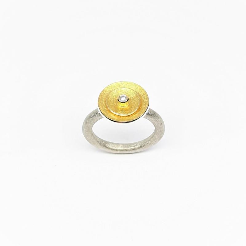 Bague en argent 925/-, or fin et diamant.