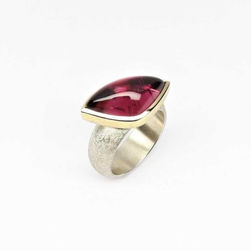 Bague en argent 925/- , or jaune 18kt et tourmaline rubellite. Pièce unique.