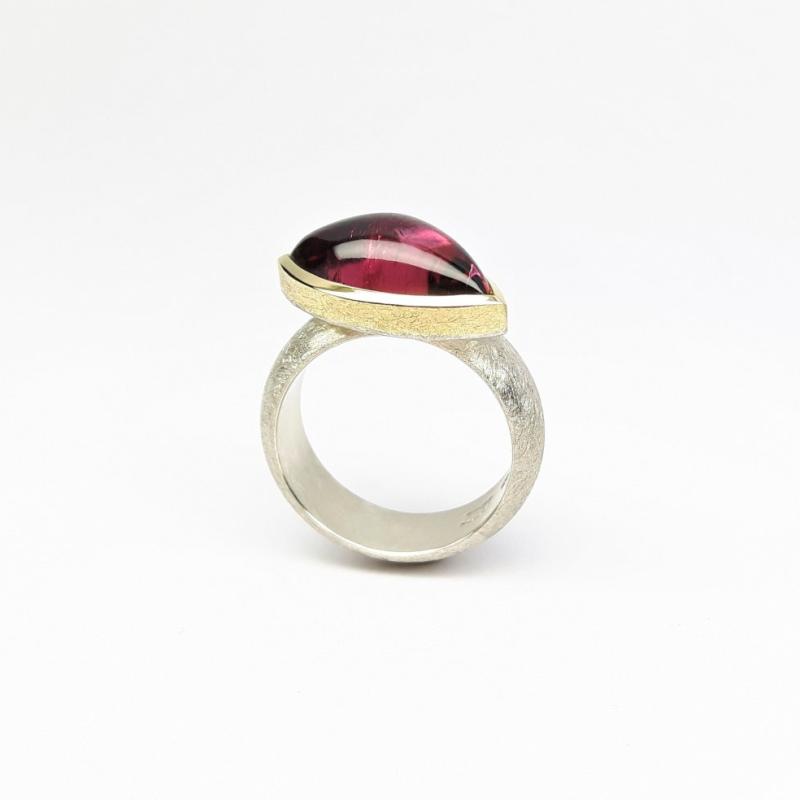 Bague en argent 925/- , or jaune 18kt et tourmaline rubellite. Pièce unique.