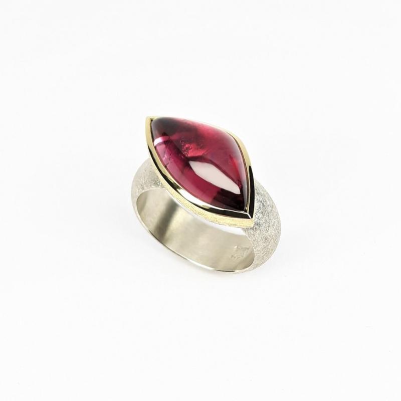 Bague en argent 925/- , or jaune 18kt et tourmaline rubellite. Pièce unique.
